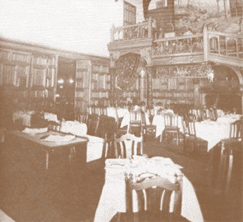 В дубовом зале ресторана Центрального дома литераторов (ныне ресторан 'Записки охотника'). Фото советского времени